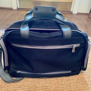 Eddie Bauer medium sized computer/travel bag